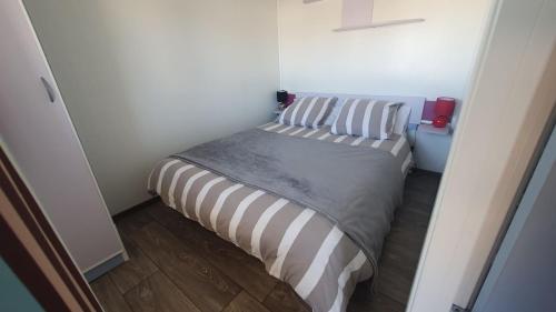 une petite chambre avec un lit dans une pièce dans l'établissement Séjour au cœur du Minervois, à Azille