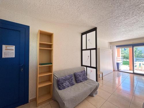 un salon avec un canapé et une fenêtre dans l'établissement Jolie Studio dans Village de vacances - Miami 26, à Canet