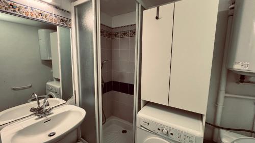 Et badeværelse på Le Chêne Vert, piscine et forêt