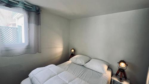 En eller flere senge i et værelse på Le Chêne Vert, piscine et forêt