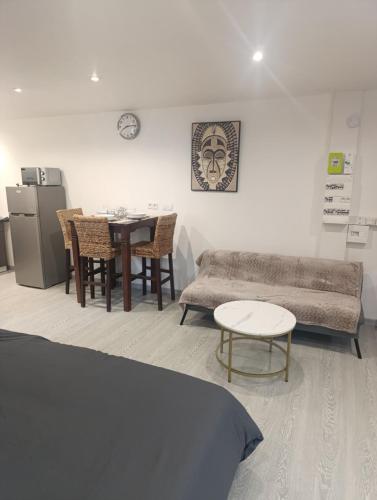 un salon avec un canapé et une table dans l'établissement Grand studio dans maison alsacienne, à Eschentzwiller