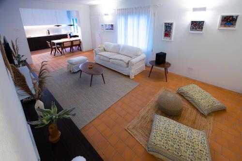a living room with a couch and a table at Lunavi in Forte dei Marmi