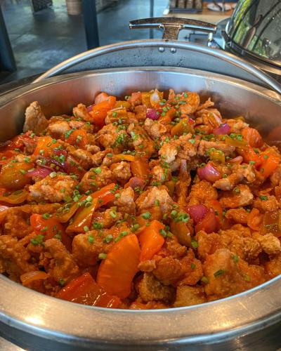 uma panela de metal com comida, carne e vegetais em Amorita Resort Bohol em Panglao City