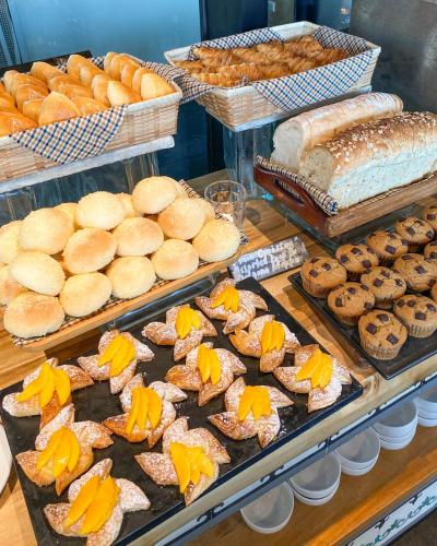 uma exibição de pão e pastelaria numa padaria em Amorita Resort Bohol em Panglao City