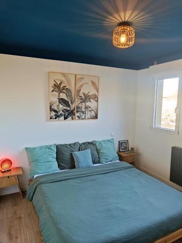 - une chambre avec un lit bleu et un plafond bleu dans l'établissement House of joy, à Montigny-lès-Metz