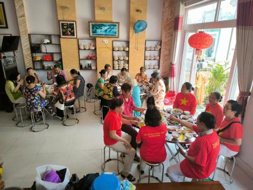 a group of people sitting around a table eating food at Khách Sạn Thu Thành in Ly Son