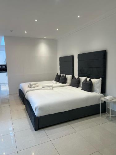 a large bed in a white room with a large bed sidx sidx sidx at Orlando hotel in London