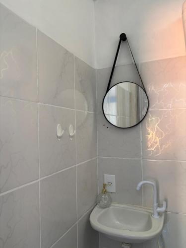 een spiegel boven een toilet in een badkamer bij Kitnet Brava 2 in Búzios