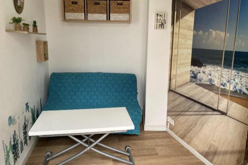 une chaise dans une pièce peinte sur l'océan dans l'établissement Studio of 18 m2 with terrace in Cannes La Bocca, à Cannes
