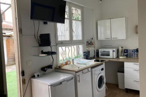 Il comprend une cuisine équipée d'un lave-linge et d'un sèche-linge. dans l'établissement Studio of 18 m2 with terrace in Cannes La Bocca, à Cannes
