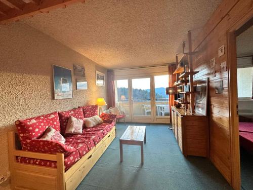 Posezení v ubytování Appartement 2 pièces au pied des pistes de ski avec balcon et parking - FR-1-515-31