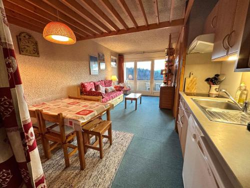 une cuisine et un salon avec une table et un canapé dans l'établissement Appartement 2 pièces avec balcon au pied des pistes à Villard-de-Lans - FR-1-515-31, à Villard-de-Lans