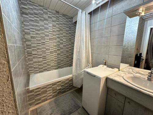 Koupelna v ubytování Appartement 2 pièces au pied des pistes de ski avec balcon et parking - FR-1-515-31