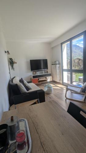 Una televisión o centro de entretenimiento en Charmant apartment vue MontBlanc