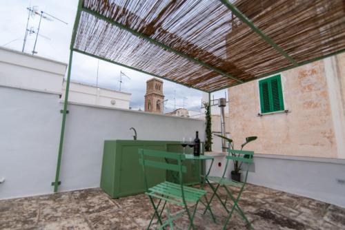 una habitación con una mesa verde y una torre en el fondo en La Piccola Suite, en Fasano