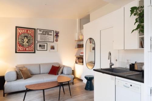 une cuisine et un salon avec un canapé dans l'établissement Comfortable T2 apartment - Sacré Coeur view, à Paris