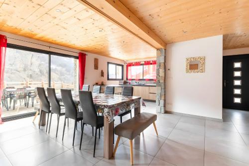 une salle à manger avec une table et des chaises dans l'établissement Chalet Les Lys - Tout Confort, à Valloire