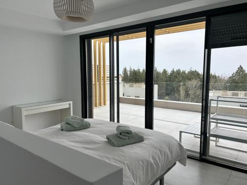 una camera da letto con un letto con due asciugamani sopra di Spacious Beach House in Malaga-Cala de Mijas, amazing see view, 3 bedroom, garden & Common Pool a Málaga