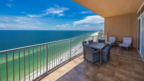 ein Balkon mit Tisch und Stühlen und dem Meer in der Unterkunft Phoenix Orange Beach 2204 condo in Orange Beach