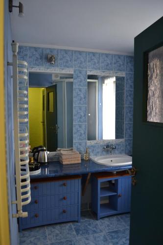 a bathroom with a sink and a mirror at Pan Tadeusz pokoje gościnne in Siemiatycze