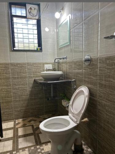 a bathroom with a toilet and a sink at Indiano Comfort Stays in Anjuna