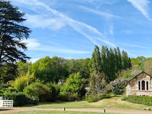 an old house in the middle of a garden at Château de Vallagon in Montrichard