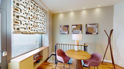 une pièce avec une table et deux chaises et une fenêtre dans l'établissement Parisian Apartment in the Latin Quarter's heart, à Paris