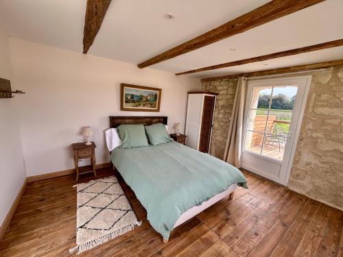 une chambre avec un lit et une grande fenêtre dans l'établissement Peaceful Provence - modern countryside tower, à Fourques