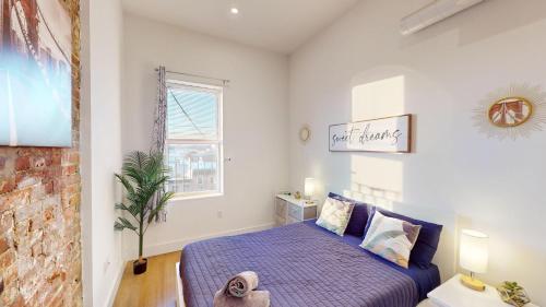 Кровать или кровати в номере 15 Minutes to NYC - Chic Penthouse with bus stop at doorstep