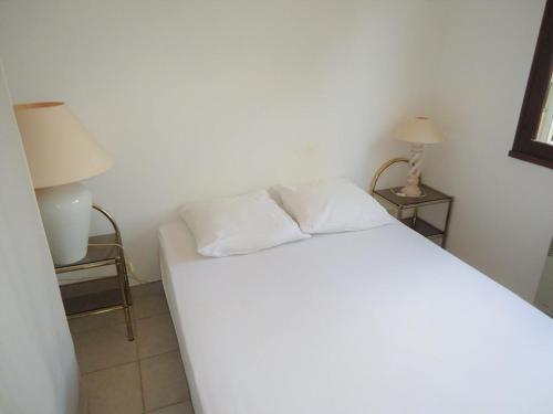 - une chambre avec un lit blanc et deux lampes dans l'établissement Joli 2 pièces 4 personnes VUE MER, à Cavalaire-sur-Mer