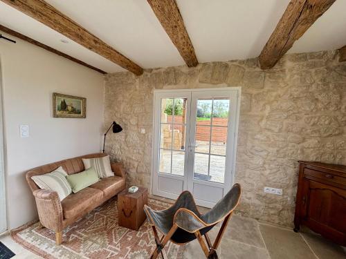 un salon avec un canapé et une fenêtre dans l'établissement Peaceful Provence - modern countryside tower, à Fourques