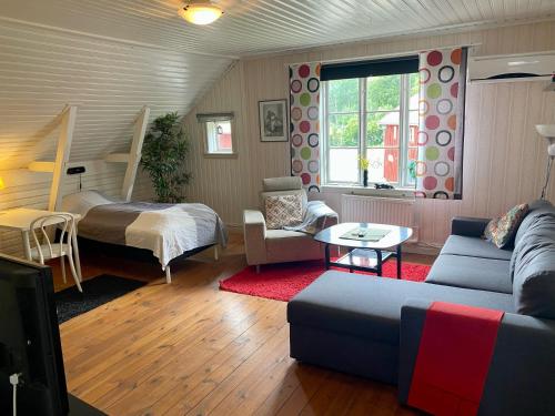 a living room with a bed and a couch at Skeppsdockans Vandrarhem in Söderköping