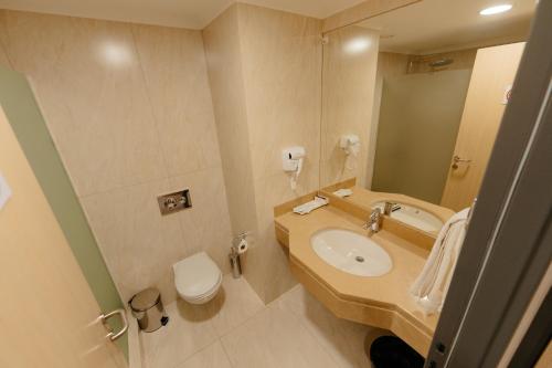 Bilik mandi di Alau Hotel