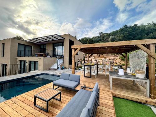 une cour arrière avec une piscine et une maison dans l'établissement Homekeeper 3 villas récentes vue mer piscine privée, à Conca