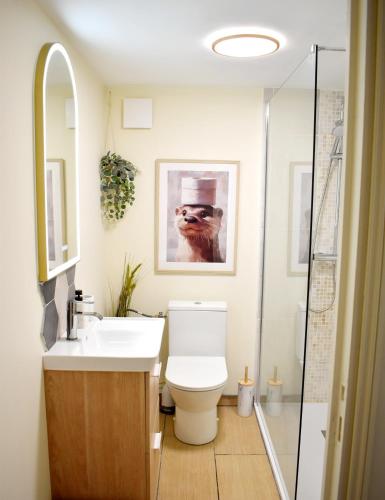 une salle de bain avec toilettes et lavabo dans l'établissement La licorne poitevine, à Poitiers