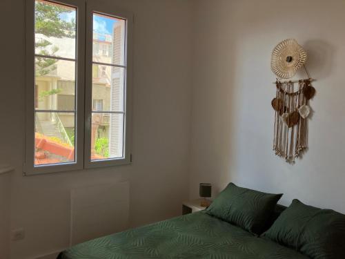 une chambre avec un lit et une fenêtre dans l'établissement T2 Ajaccio - A deux pas de la plage, à Ajaccio