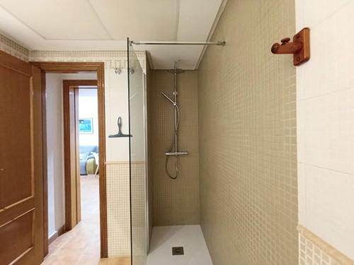 eine Dusche mit Glastür im Badezimmer in der Unterkunft Por el Placer de Vivir in Albir