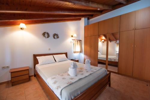 Postel nebo postele na pokoji v ubytování Mirmidones Corfu Apartment