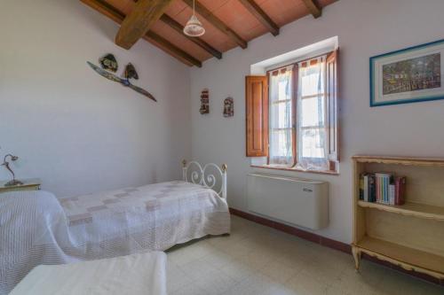 a bedroom with a bed and a window at Agriturismo GREPPA BOVI in Montorsaio