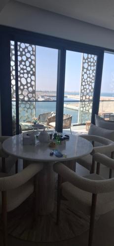 a table and chairs with a view of the ocean at almoaj ,juman 2 marina view, in Ḩayl Āl ‘Umayr