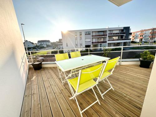 une table et des chaises sur le balcon d'un bâtiment dans l'établissement T2 Hyper Cocon Terrasses - Parking, à Larmor-Plage