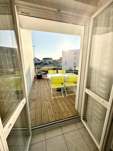 - un balcon avec vue sur une table et des chaises dans l'établissement T2 Hyper Cocon Terrasses - Parking, à Larmor-Plage