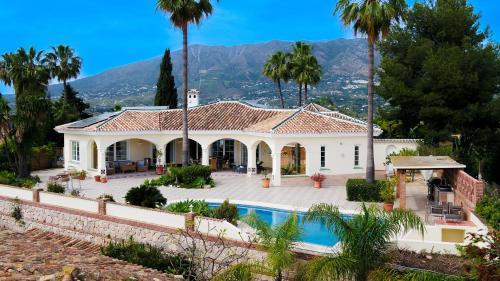 Luxury villa overlooking Fuengirola - Ref 86