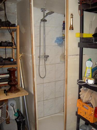 La salle de bains privative est pourvue d'une douche. dans l'établissement Chez Didier Emplacements tentes et Camping cars, à Saint-Pavace