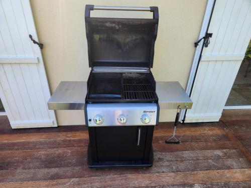 a grill sitting on top of a porch at Villa Marine, Jacuzzi, 25' Disneyland in La Celle-sur-Morin