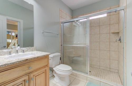 Ένα μπάνιο στο The Hideaway A by Carolina Beach Realty