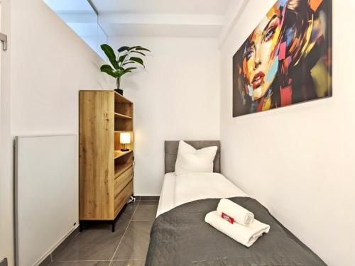 a bedroom with a bed with two towels at Loft für bis zu 12, Whirlpool, Infrarotsauna, Arcade-Spiele, Tischfußball, Wii in Nürnberg