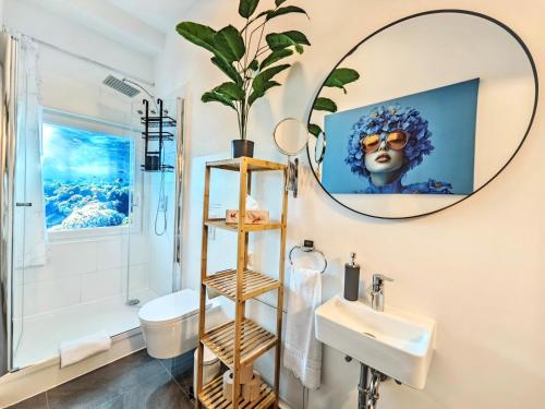 a bathroom with a mirror and a sink at Loft für bis zu 12, Whirlpool, Infrarotsauna, Arcade-Spiele, Tischfußball, Wii in Nürnberg