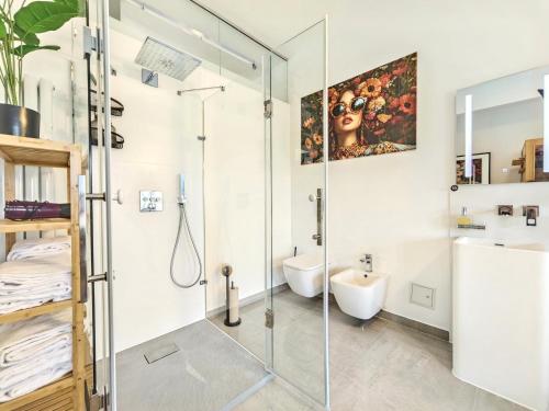 a bathroom with a glass shower and a sink at Loft für bis zu 12, Whirlpool, Infrarotsauna, Arcade-Spiele, Tischfußball, Wii in Nürnberg