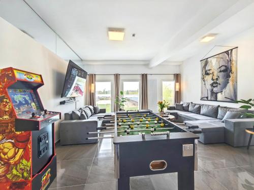 a living room with a foosball table and a game at Loft für bis zu 12, Whirlpool, Infrarotsauna, Arcade-Spiele, Tischfußball, Wii in Nürnberg